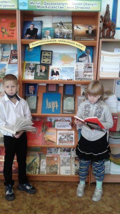 В школе оформлена книжная выставка и стенд посвящённые  ко Дню Первого Президента Республики Казахстан.