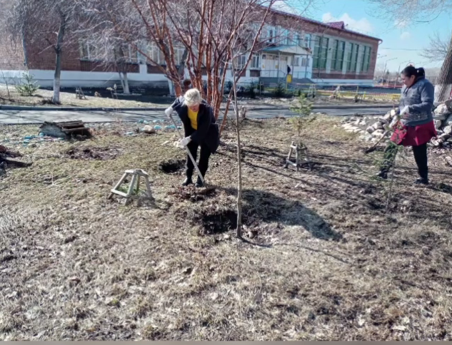 09.04.22 «№ 18 орта мектеп» КММ-де жалпықалалық қоғамдық жұмыс күні аясында мектеп аумағын тазалау шаралары өтті.