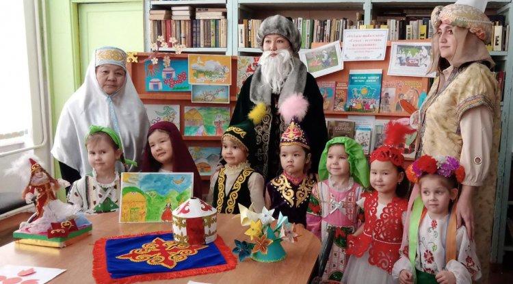 Мини-центр "Радуга" старшая группа посетила школьную библиотеку.